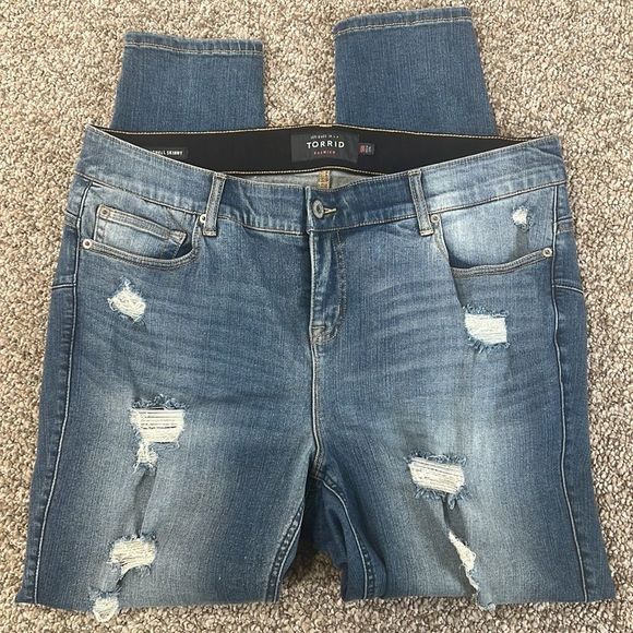 Torrid Premium Destroyed Bombshell Skinny Stretch Waist Jeans, Women's 18/28.5 - Picture 2 of 13